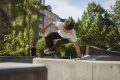 Ungdomar som utövar parkour i en stadspark i Stockholm