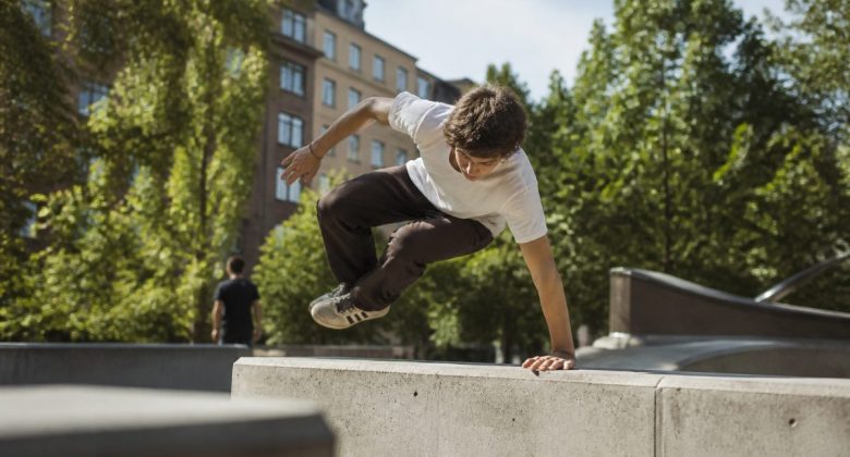 Ungdomar som utövar parkour i en stadspark i Stockholm