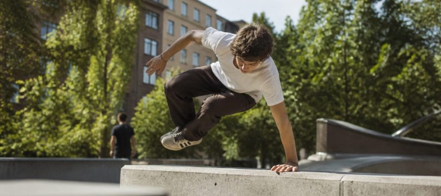 Ungdomar som utövar parkour i en stadspark i Stockholm