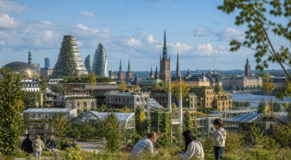 Framtidens hållbara Stockholm med gröna parker och moderna byggnader